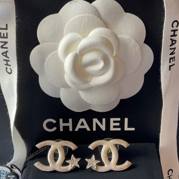 ⭐️ CHANEL CC EARRINGS WITH STARS ⭐️ NWT ⭐️ - Picture 8 of 16